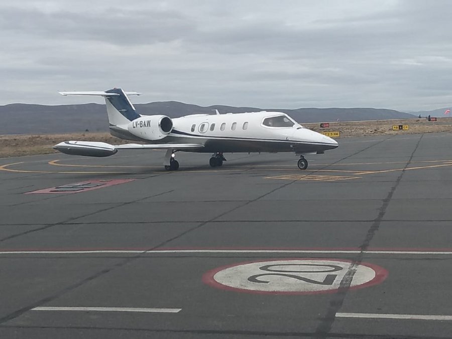 Ese es el avión en la pista del aeropuerto de Esquel.