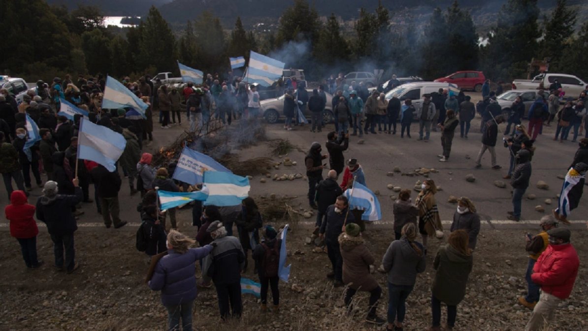 Villa Mascardi: Se calienta el conflicto entre mapuches y vecinos de  Bariloche | Arabela Carreras, Bariloche, Mapuches, Río Negro, Ruta 40