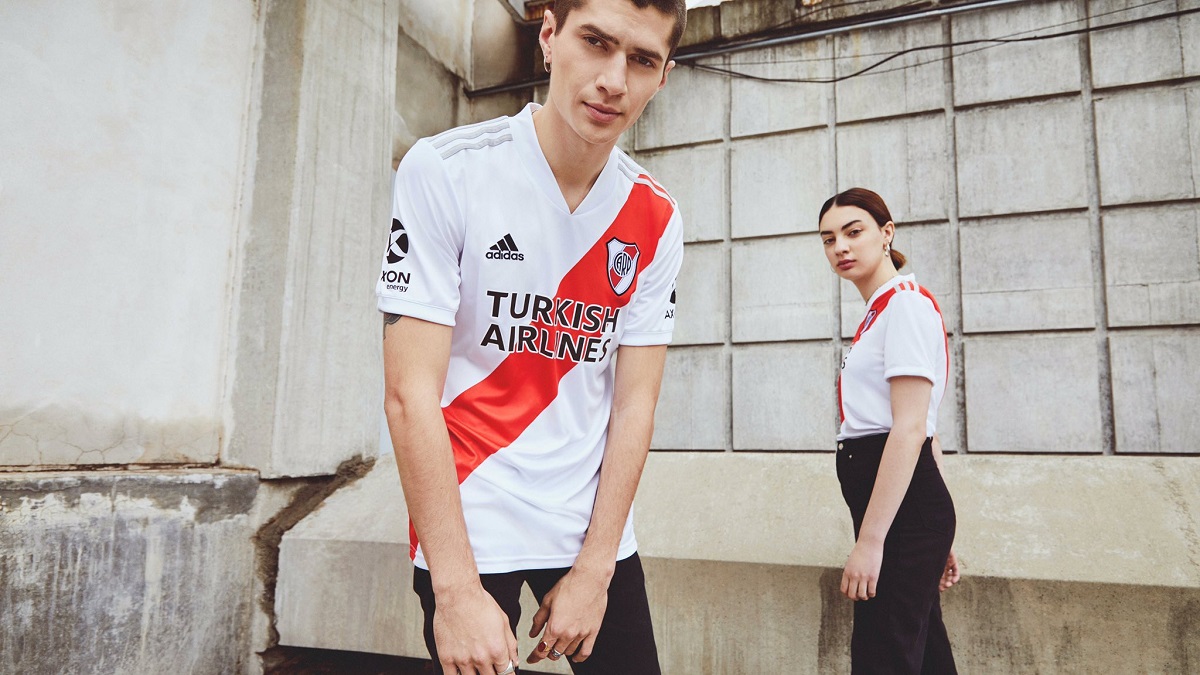 River presentó su nueva camiseta titular | River, Ariel ...